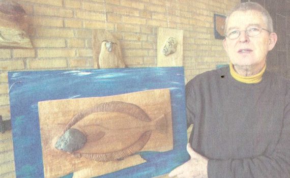 Wolfgang Dörscheln mit einem seiner Holz-Kunstwerke, dem Butt samt Steinkopf