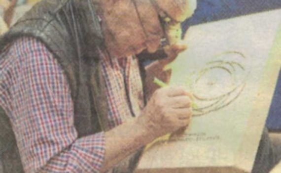 Künstler lassen sich über die Schultern sehen.